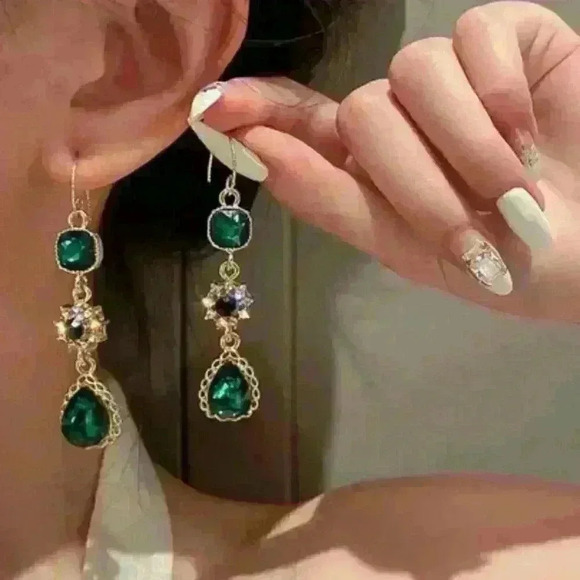 New Emerald Green Dangle Earrings - Picture 2 of 3